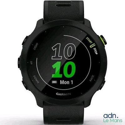 un gros plan d'une montre connectée posée sur une surface blanche