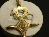 une photo d'un pendentif plaqué or orné d'une croix