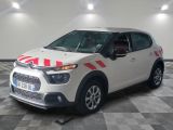 une voiture blanche avec des bandes rouges garée dans un garage