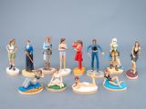 de nombreuses figurines représentant des personnes debout sur des planches de surf