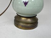 Lampe en porcelaine céladon à décor émaillé de fleurs, la mo… (photo 3)