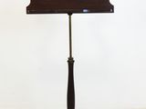 un pupitre en bois sur lequel est posé un instrument de musique
