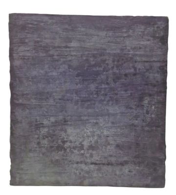 un tapis gris avec une bordure noire sur fond blanc