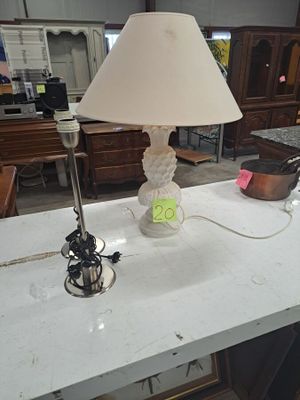 une lampe posée sur une table dans une pièce