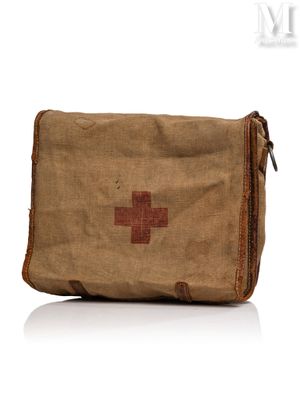 une vieille trousse médicale ornée d'une croix rouge