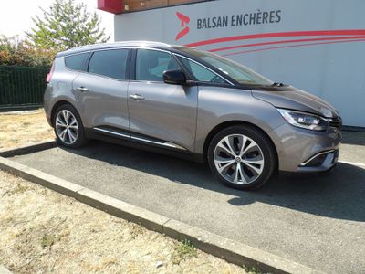 la voiture argentée est garée devant un bâtiment