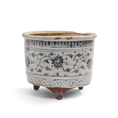 une jardinière bleue et blanche ornée de fleurs