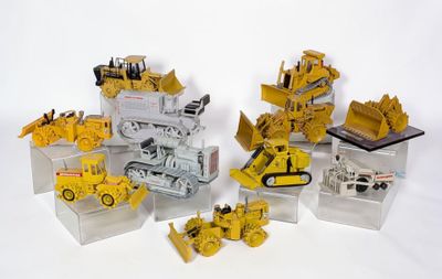 de nombreux types de véhicules de chantier exposés