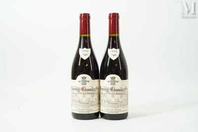 deux bouteilles de vin posées l'une à côté de l'autre sur une surface blanche