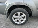 une voiture qui a un pneu crevé sur la route