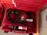 une boîte à outils rouge contenant un cordon et un câble d'alimentation