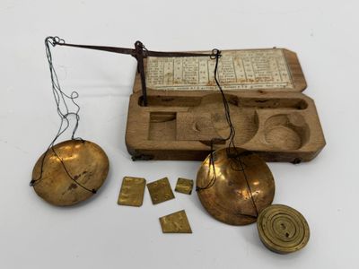 une petite balance à pendule et quelques autres objets