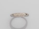 une bague en or blanc et diamants