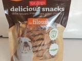 un sachet de friandises pour chien posé sur un plan de travail