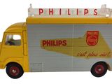 un camion miniature sur lequel est posé un panneau