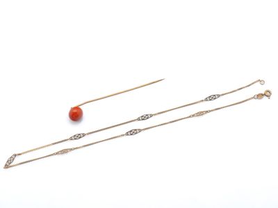 une photo représentant une paire de colliers en or et en corail