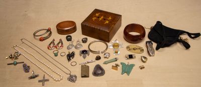 une boîte en bois remplie de bijoux variés, posée sur une table