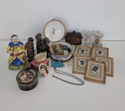 de nombreux objets posés ensemble sur la table