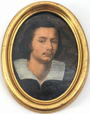 portrait d'un jeune homme portant une chemise à col noir et blanc