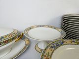 une pile d'assiettes et de bols posée sur une table