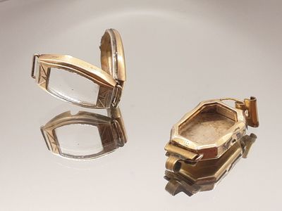 deux bijoux posés sur une table