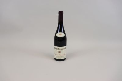 une bouteille de vin posée sur une table