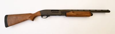 un fusil de chasse au canon en bois posé sur une surface blanche