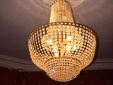 un lustre suspendu au plafond d'une pièce