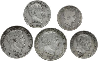 six types différents de pièces d'argent sont représentés sur une surface blanche
