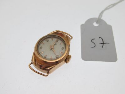 une photo d'une montre-bracelet en or à laquelle est accrochée une étiquette de prix
