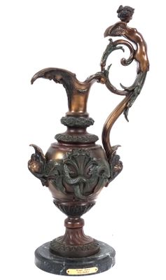 un vase en bronze surmonté d'un oiseau