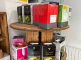 de nombreuses boîtes de thé posées sur un présentoir en bois dans une pièce