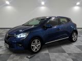 La voiture bleue est garée sur un sol en carrelage à damier.
