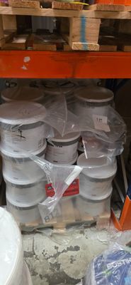 beaucoup de récipients en plastique sur les rayons du magasin
