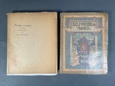 deux livres posés l'un à côté de l'autre sur une table