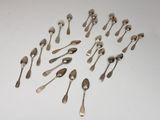 many spoons and spoon spoons arranged in a circle