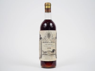 une bouteille de vin posée sur une surface blanche