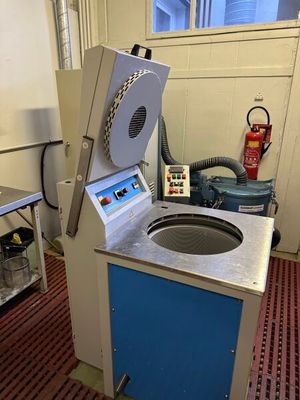 une machine posée sur une table dans une pièce