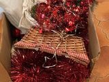 une boîte contenant tout un tas de décorations de Noël