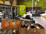 de nombreuses caisses de vin et d'autres articles dans le magasin