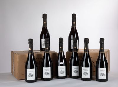 six bouteilles de vin sont alignées devant une boîte en carton