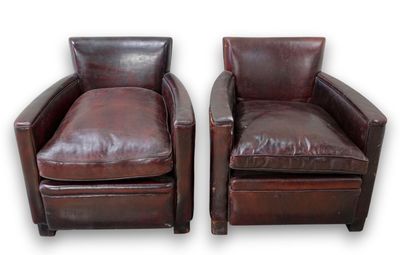 paire de fauteuils club en cuir avec repose-pieds et repose-jambes