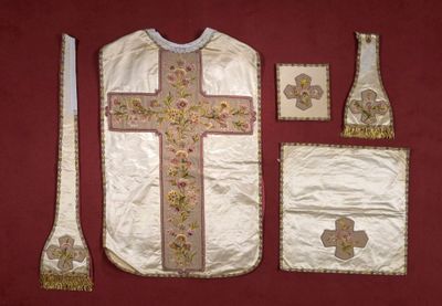 une image représentant une aube de prêtre, une croix et d'autres objets religieux sur fond rouge