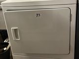 une machine à laver et un sèche-linge blancs placés l'un à côté de l'autre dans une cuisine