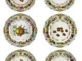 six assiettes ornées de motifs de fruits variés sur fond blanc