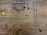 de nombreux types de bijoux disposés sur une table