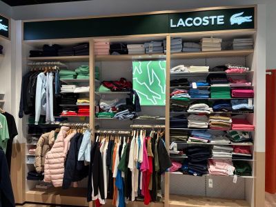 un magasin de vêtements où les articles sont exposés dans la boutique
