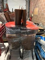 Lot de environ 118 chaises rouge marron, certaine avec l'ass… (photo 3)