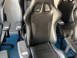 plusieurs chaises de bureau noires et grises dans une pièce recouverte d'une moquette bleue