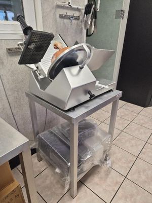 une machine posée sur un chariot dans la cuisine